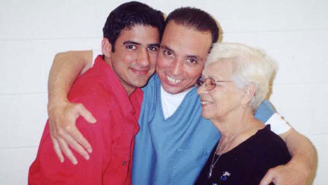 Tony junto a su madre e hijo